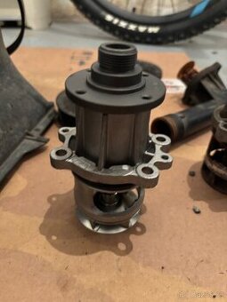 vodní pumpa na bmw e36