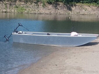 Plastova lod s elektromotorem