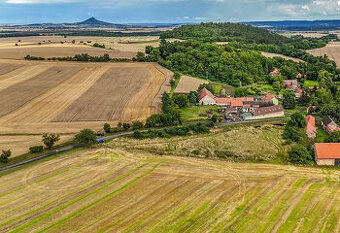 Stavební pozemek v obci Semeč - projekt i výstavba RD možná