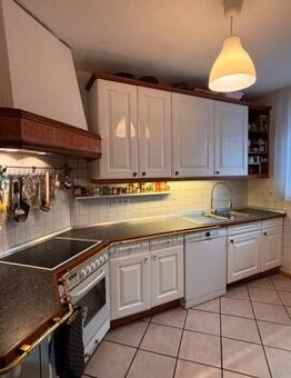 Bílá venkovská kuchyně se spotřebiči, 6548