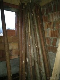 Stavební stojky (dřevěné) na bednění stropu