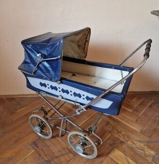 Starý retro kočárek