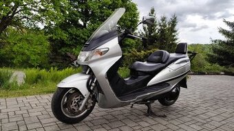 Suzuki Burgman 250 r.v. 1999 k opravě.