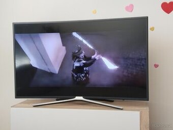 Smart TV Samsung prohnuta