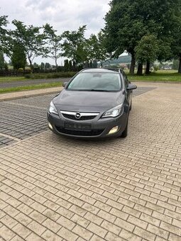Opel Astra J 2.0 CDTI 121 kW dovoz DE na přihlášení