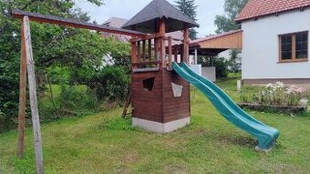Prodám dětský domeček se skluzavkou.