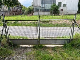 Brána 3,5m dvoukřídlá s ostnatým drátem