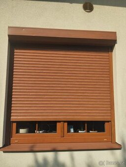 Plastová okna včetně předokenních rolet.