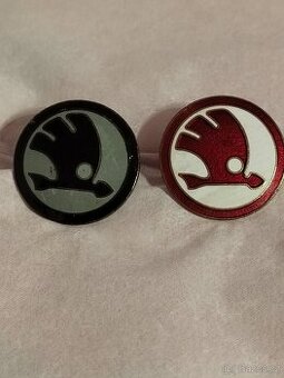 Chladičový odznak Škoda. Červený a černý.