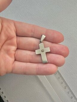Stříbrný přívěsek s křížem - kříž s bílým kamínkem