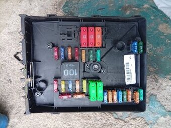 Prodám pojistkovou skříň na vw golf 5, 1.4 TSI , 103 kW,