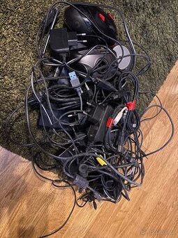 Různé kabely mix a staré navigace