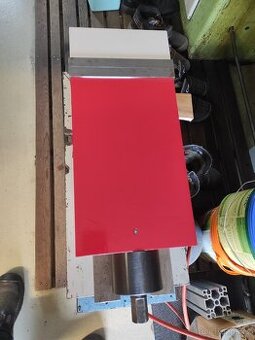 Strojní svěrák, čelisti 200 mm.