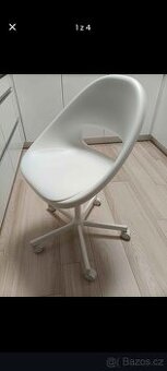 Plastové křesílko k psacímu stolu