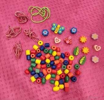 Dřevěné korálky na navlékání pro nejmenší děti