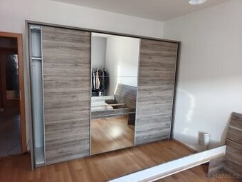 Šatní skříň s posouvacími dveřmi 280 cm