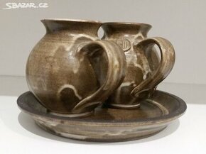 Sada 2 do sebe zapadajících keramhrnků na tácku - se značkou