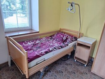 Invalidní elektrická polohovací postel