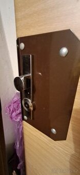 Vstupní panelákové dveře