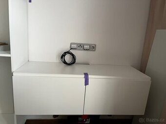 TV stolek pro zásuvky IKEA Besta bílá Voxtorp dveře