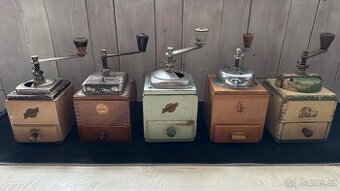 Starodávné mlýnky na kávu k dekoraci