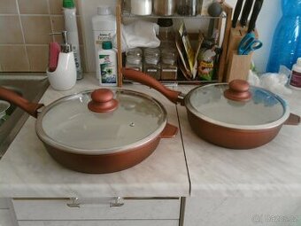 Dvě hluboké keramické pánve 28 a 24 cm s poklicemi