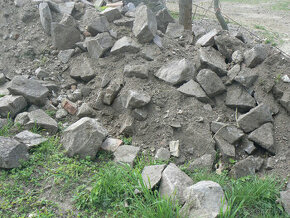 kámen-žula z demolice na zídku nebo dlažbu