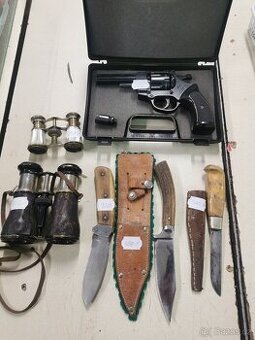 Plynová pistole, nože, divadelní kukátka.