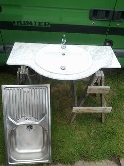 Drez s odkapavacem a koupelnove umyvadlo s deskou