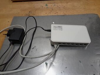 Switch TP-link 8 portů - 1