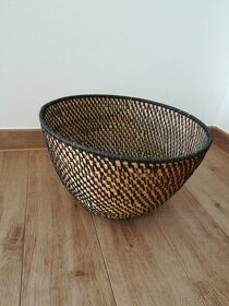 Prodám proutěný květináč. Průměr 37cm. pěkný. Nepoškozený