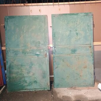 Dvoukřídlá ocelová vrata šířka 117, výška 215