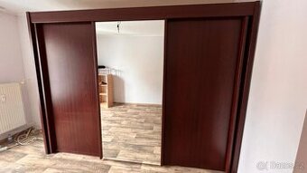 Šatní skříň s posuvnými dveřmi a zrcadlem