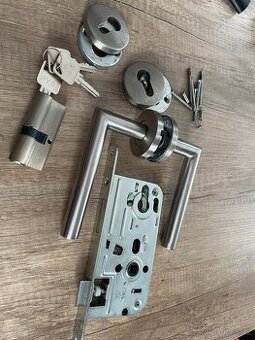 Kompletní dveřní kování s klikou a vložkou