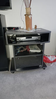 Malá černá skříňka