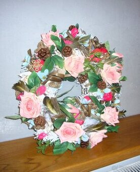 dekorační věnec na zavěšení postavení i na stůl