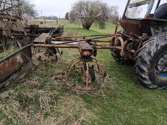 Obraceč shrnovač sena.