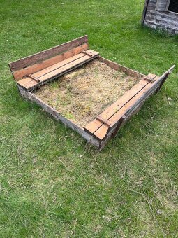 Za odvoz pískoviště a dětský zahradní domeček