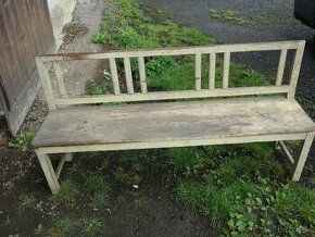 Stará dřevěná lavice na chalupu