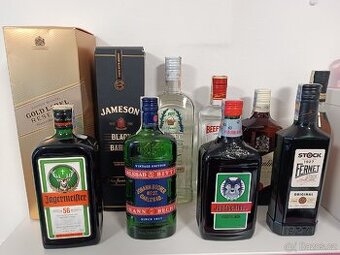 Whisky a další láhve s alkoholem