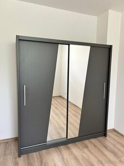 Skříň s posuvnými dveřmi 200 x 215 x 63 cm