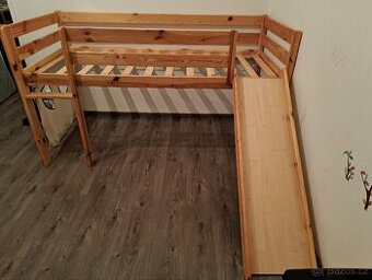 Vyvýšená dětská postel se skluzavkou
