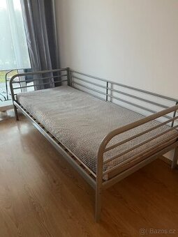 Prodám postel – šedá kovová + matrace za odvoz