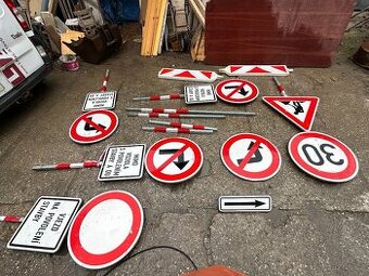 Sada dopravních značek se sloupky a podstavci - 1