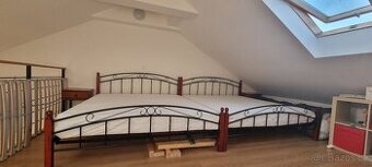 Manzelska postel s matracom
