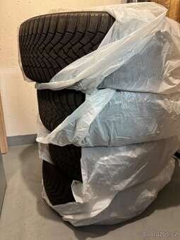 Falken 235/55 R18, rok 2022, zimní pneu - dobrý stav