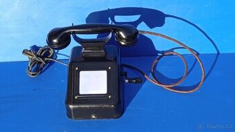 Historický retro telefon s kličkou.