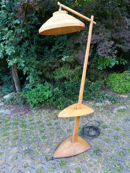 Stará retro stojací lampa
