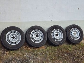 Celoroční Vredestein 215/70/15C + disky