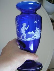 váza z modrého skla